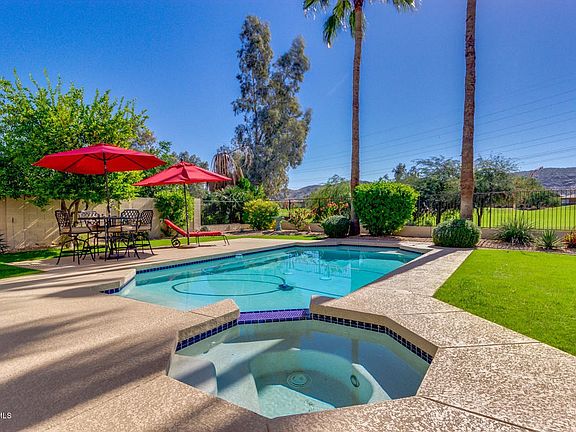 RESORT LIKE BACK YARD