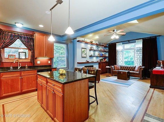 2nd image of 4933 N Winthrop Ave APT 3S