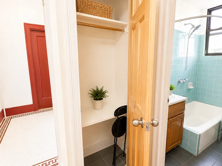 2314 Broadway #3 — Photo 8