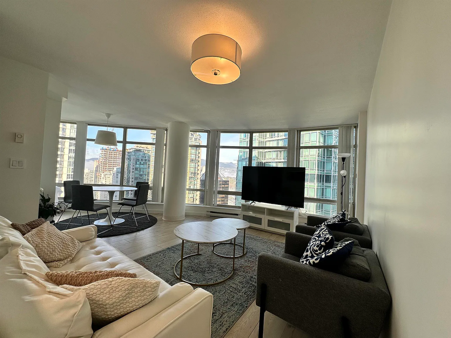 2 bed, 921 sqft, $3,700 — Photo 4