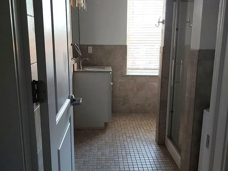 Main St W 221 — Photo 37