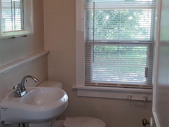 4th image of 305 NW 8th St