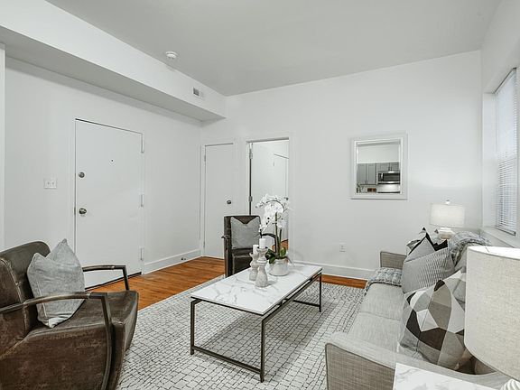 3rd image of 4311 Spruce St #304