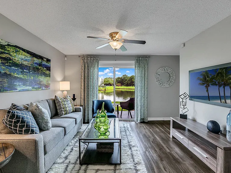Lakeside Central Apartments — Photo 5