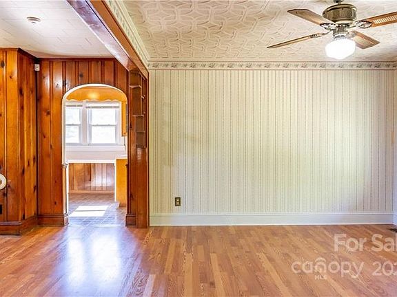 5th image of 1627 36th Ave NE