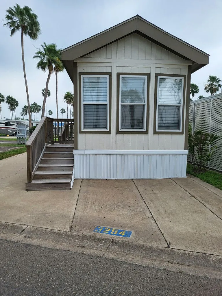 1 bed, 1.0 bath, 385 sqft, $1,300 — Photo 1