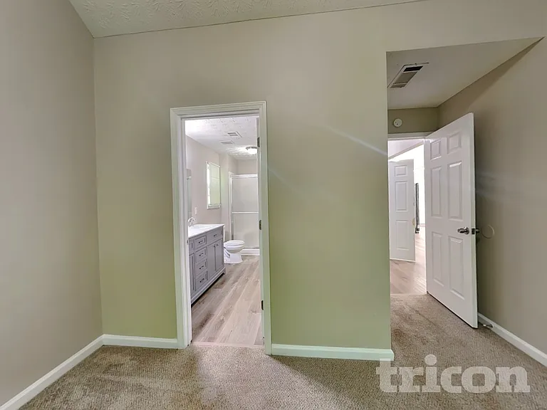 2014 Meadow Walk Dr — Photo 4
