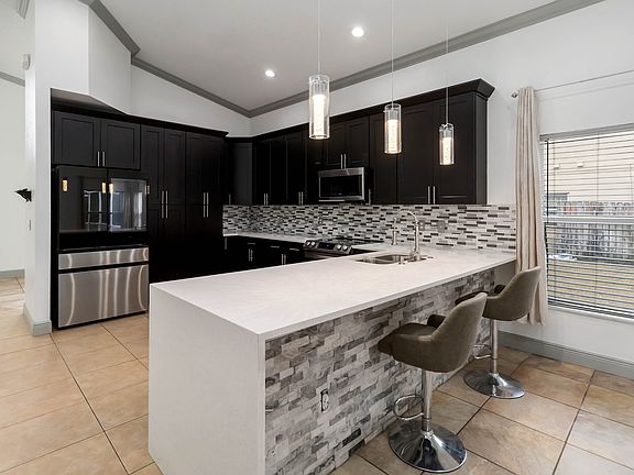 5th image of 546 Bloomingdale Dr