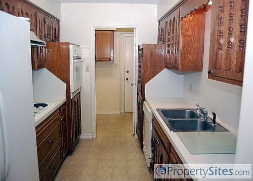 5th image of 1111 Towne Lake Dr