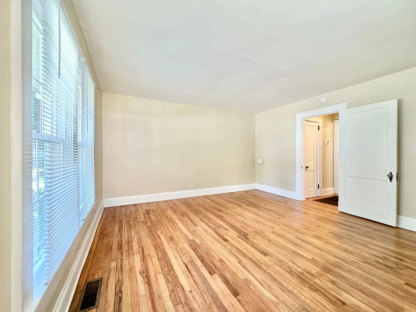 1 BR Apartment w/ Lawn Service Included — Photo 2