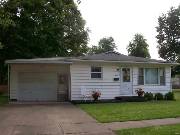 311 N Cedar St, Nokomis, IL 62075