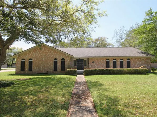 312 Narcissus St, Lake Jackson, TX 77566