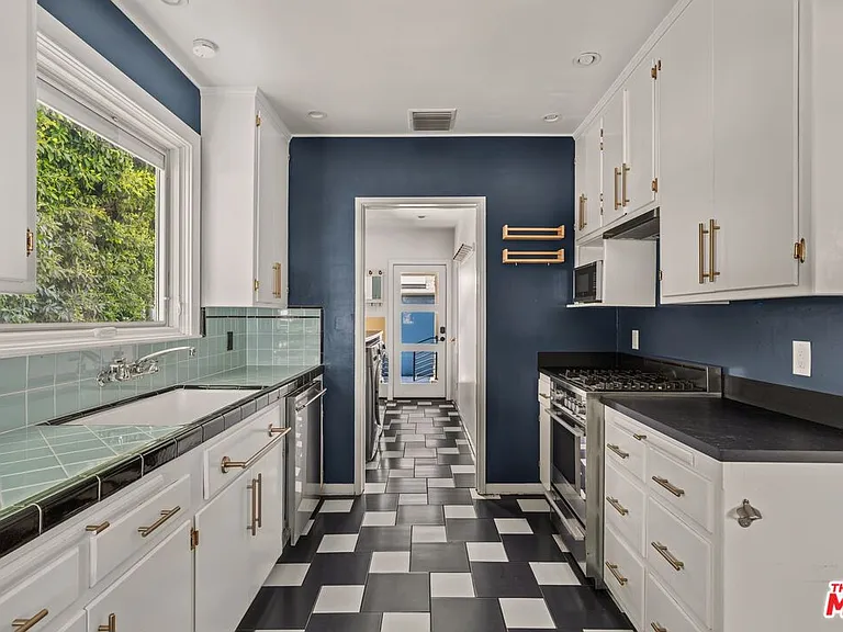 1748 Stanton Ave — Photo 7