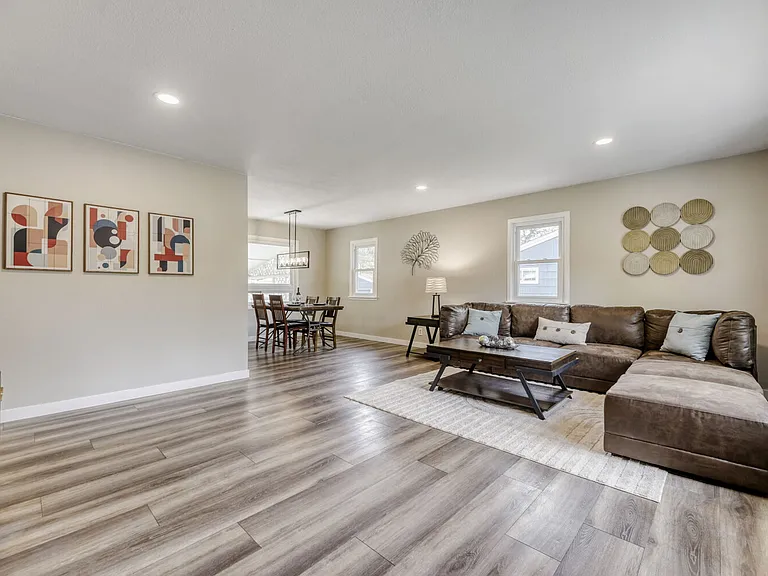 1015 W Longview Ave — Photo 3