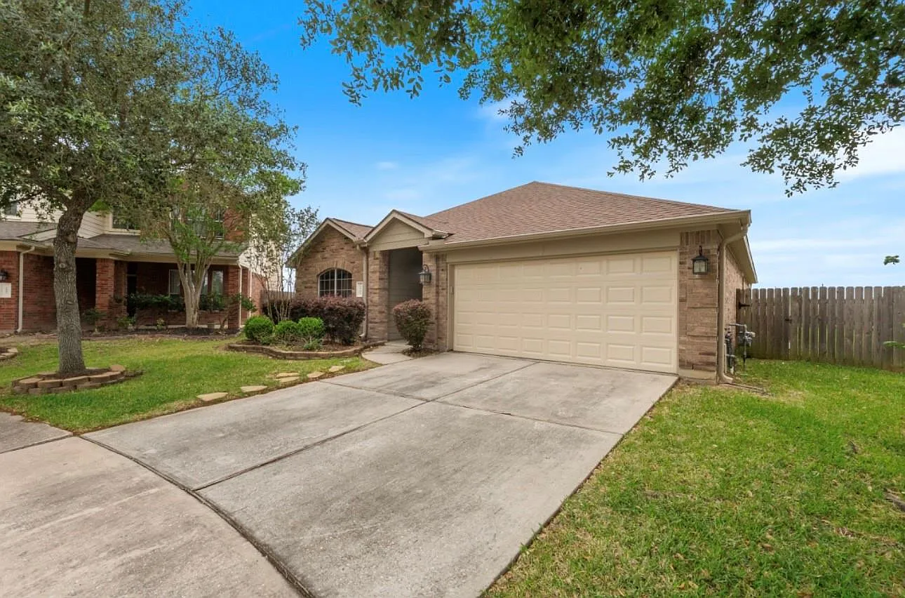 4 bed, 2.0 bath, 1956 sqft, $2,450 — Photo 2