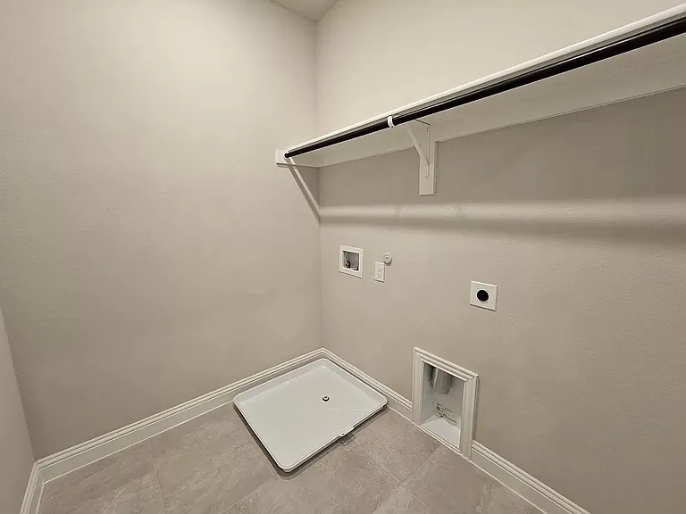 549 Hutchinson Ln — Photo 5