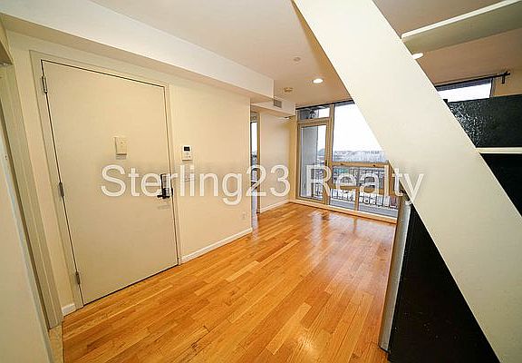 2nd image of 2515 Crescent St APT 9B