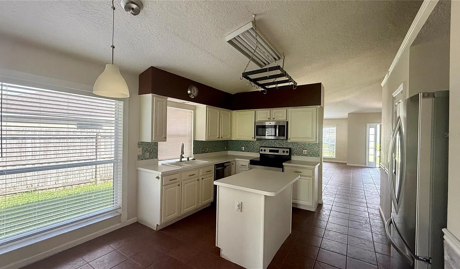 4 bed, 2.0 bath, 1913 sqft, $2,550 — Photo 3