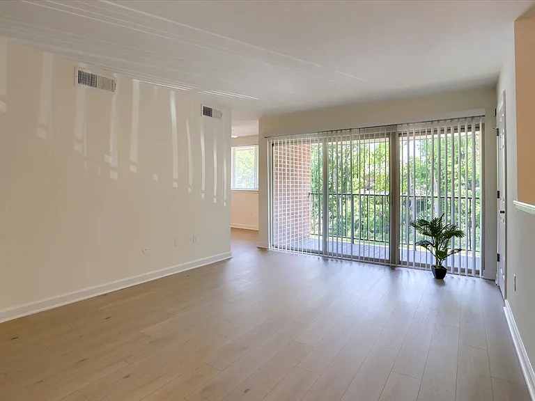 Twin Lakes Apartments — Photo 12