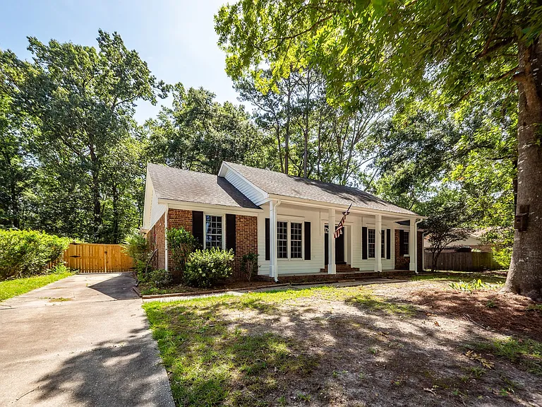 109 Runnymede Ln — Photo 1