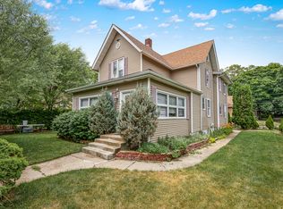 496 Laurel St, Elgin, IL 60120