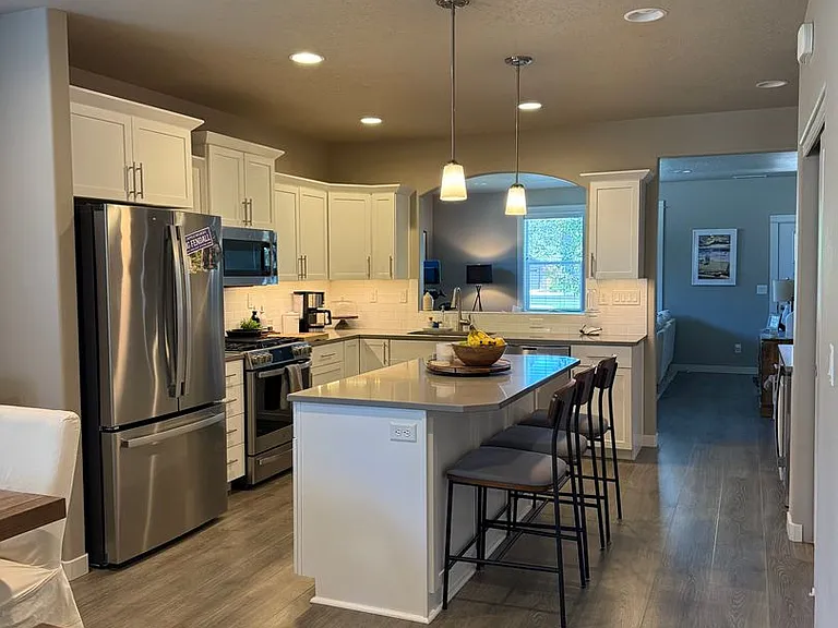 621 N Meadow Ln — Photo 3