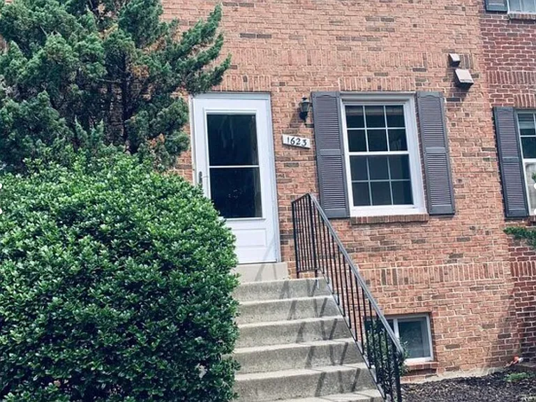 1623 S Barton St — Photo 1