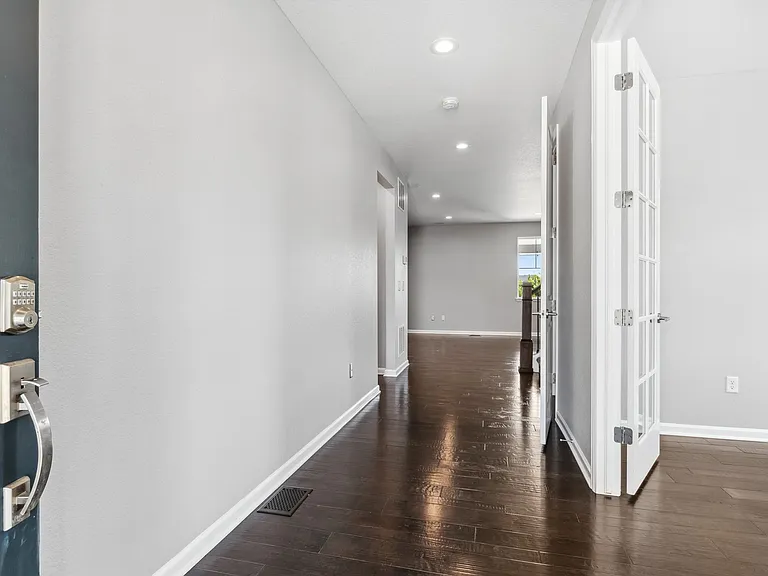 490 W Ridge Cir — Photo 3