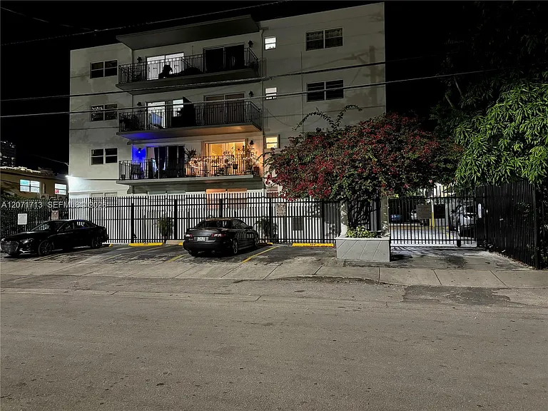 444 SW 4th St #402 — Photo 35