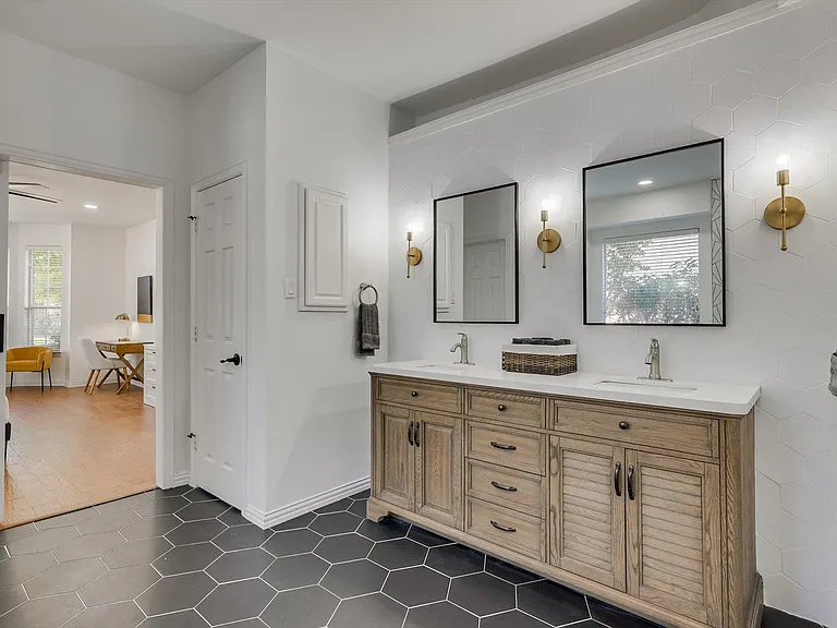 2410 Shorewood Ct — Photo 23