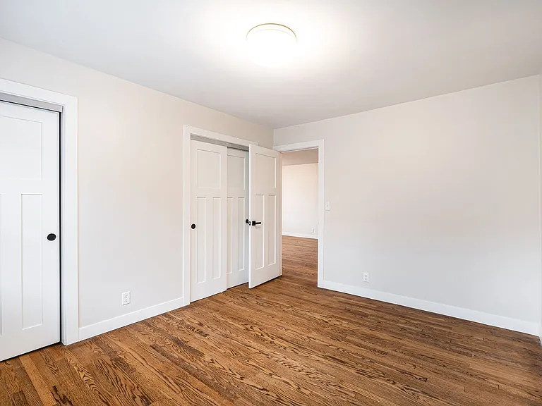 2600 E Kenwood Blvd — Photo 2
