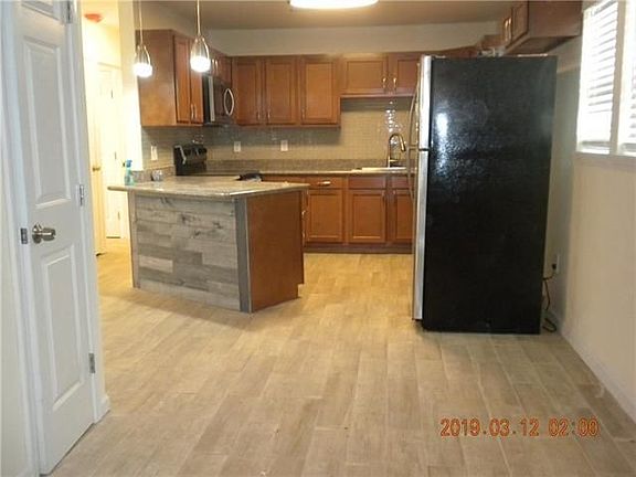 5th image of 905 N Clark Ln