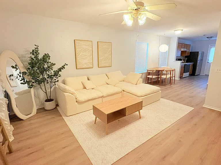 8608 Dittmar Oaks Dr — Photo 3
