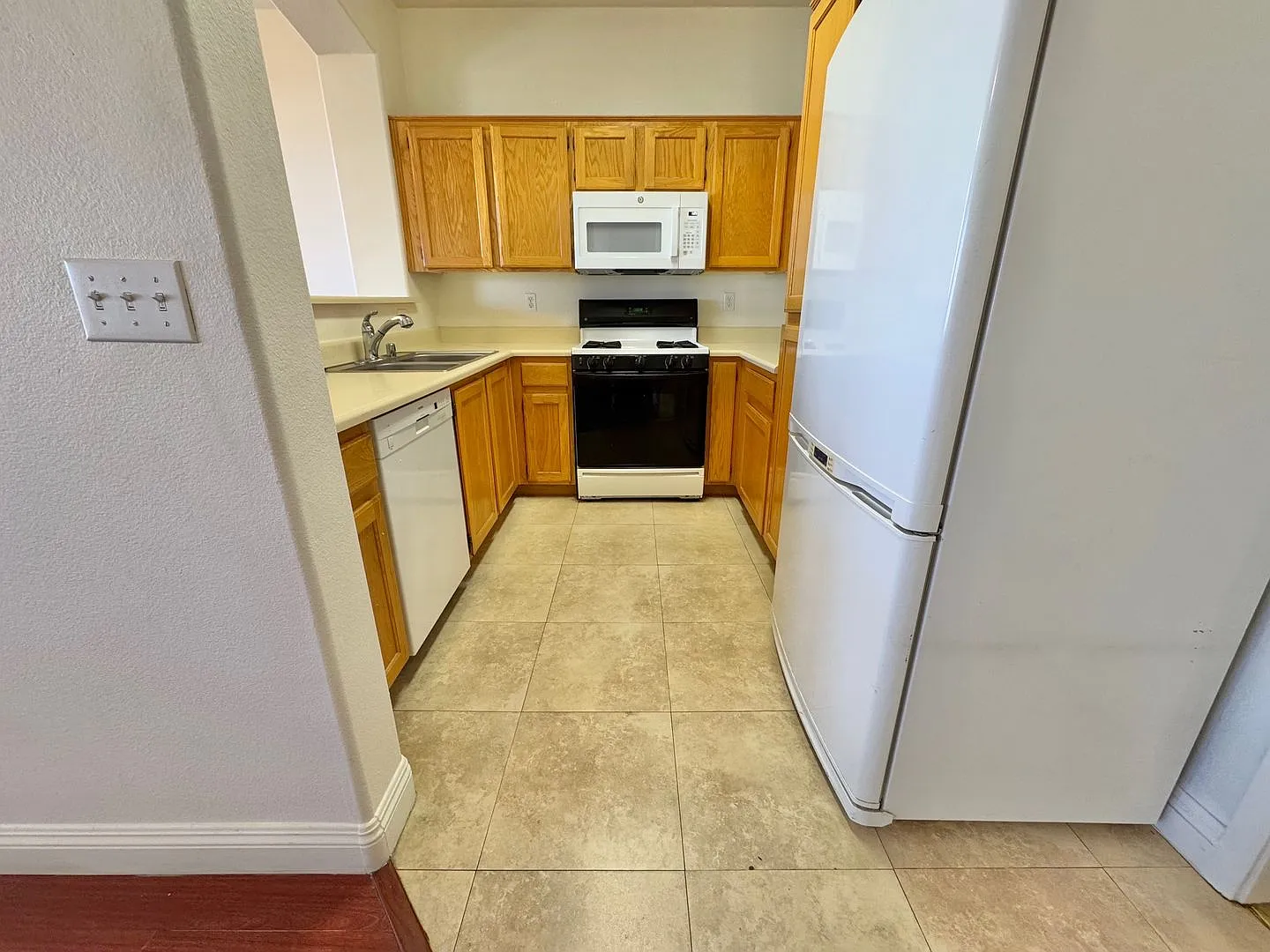 ** Super Summer Special!! $500 Off First Month's Rent** Beautiful 2 Bedroom Townhome With 2 Car G... — Photo 2