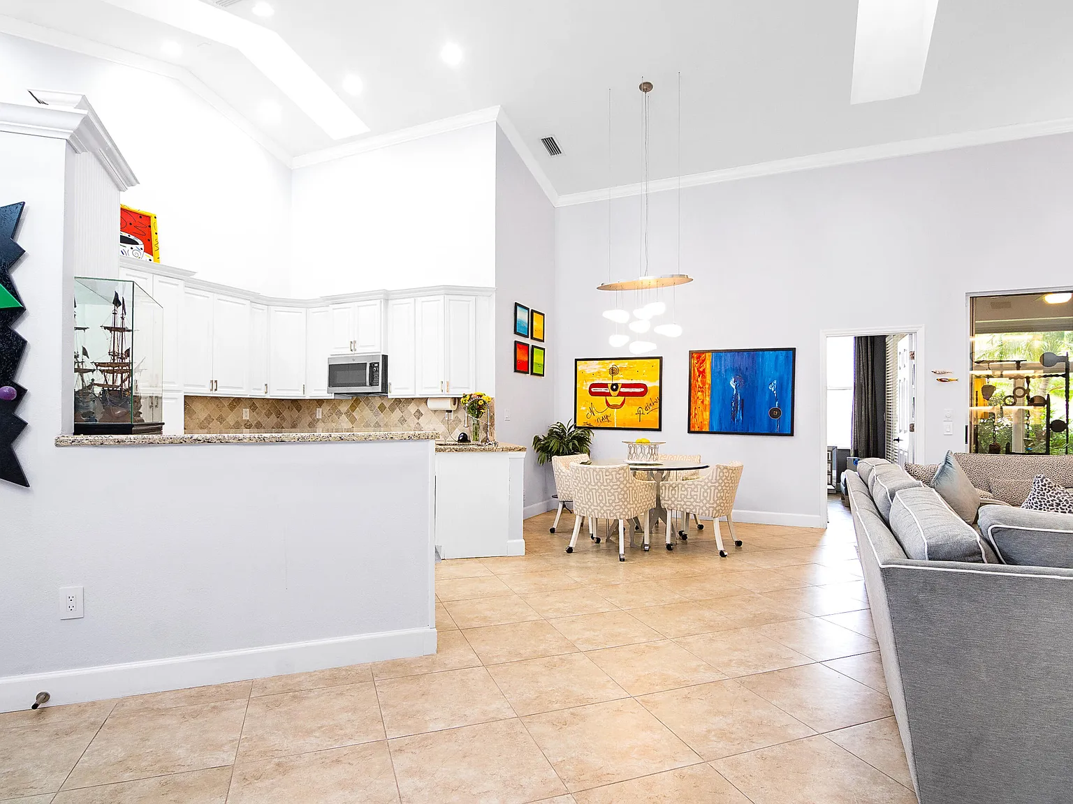 2 bed, 2.0 bath, 1355 sqft, $4,000 — Photo 3