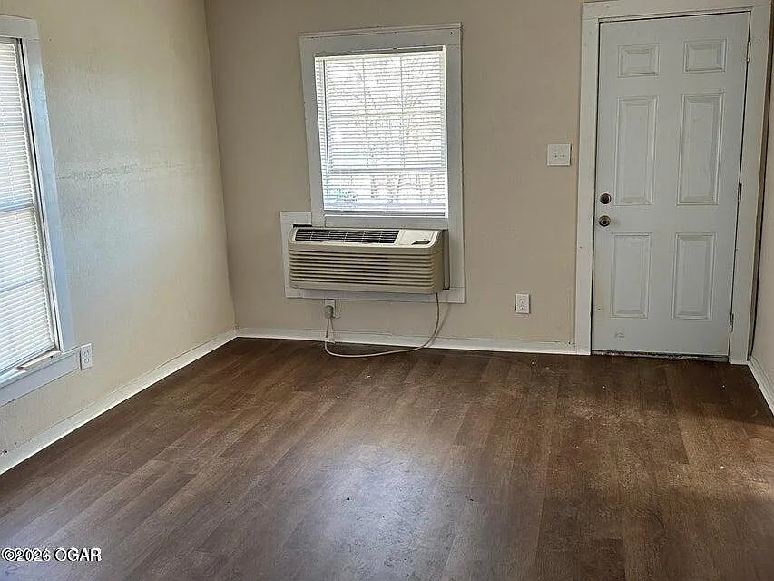 3 bed, 1.0 bath, 836 sqft, $850 — Photo 3