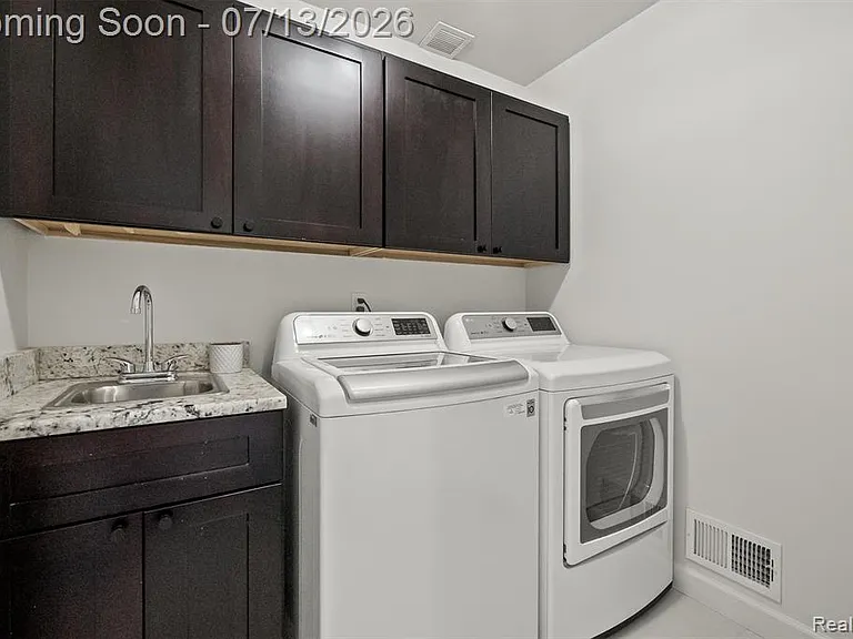 1049 Chapin Ave — Photo 16