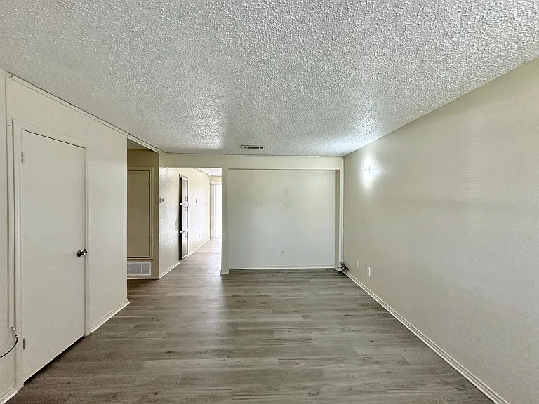 4807 Rainbow Cir — Photo 3