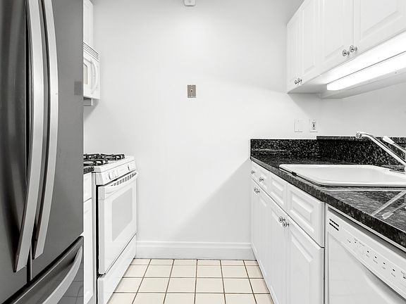 3rd image of 404 E 76th St APT 2H