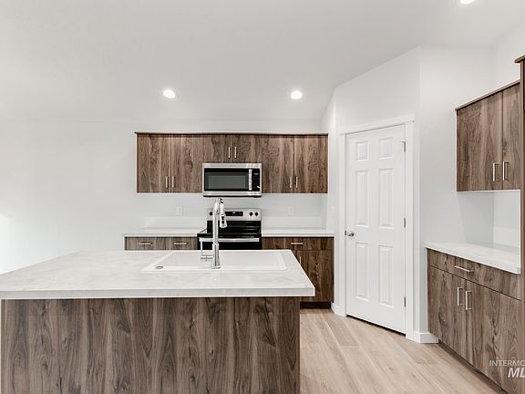 4th image of 315 N Madrone Ave