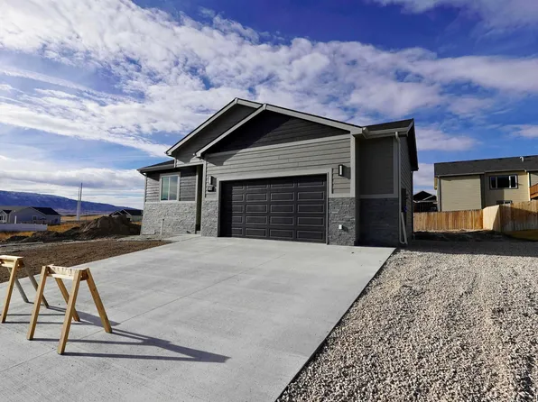 1100 Prairie River Drive, Mills, WY 82604