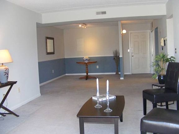 Living Room/Dining Area