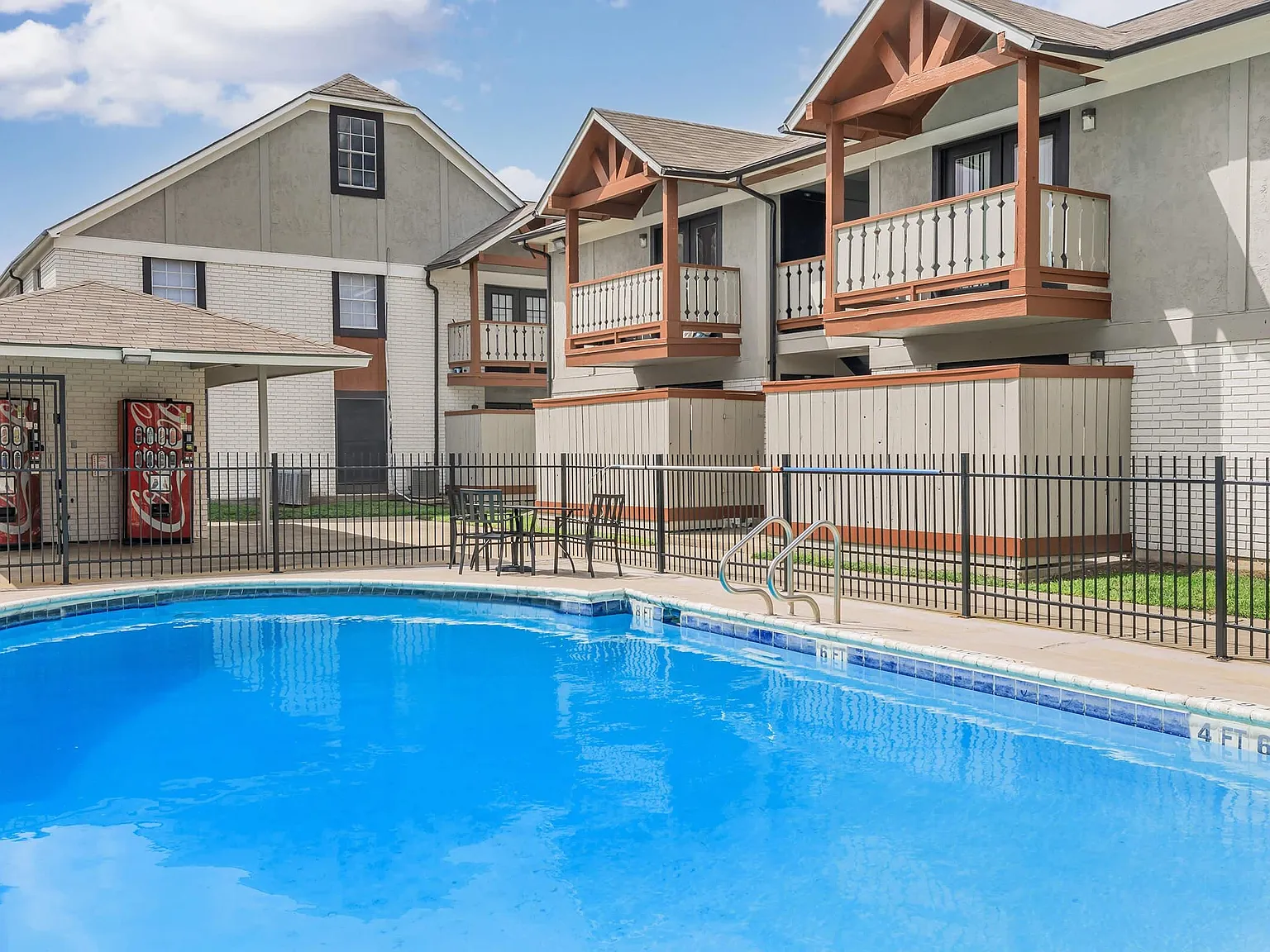 Estrella Park Apartments — Photo 4