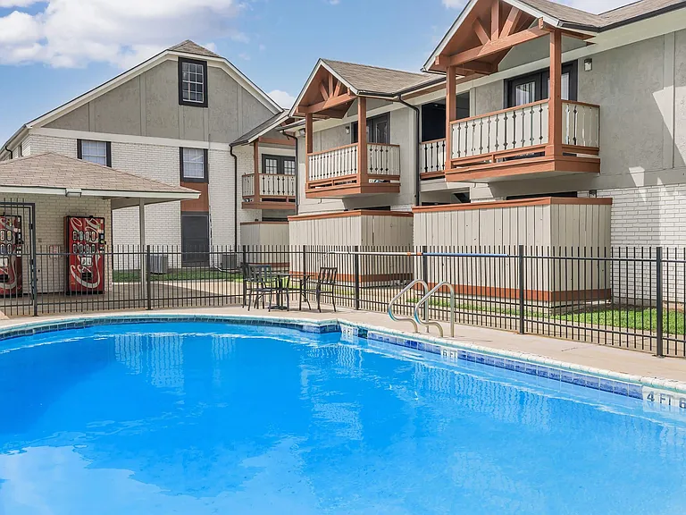 Estrella Park Apartments — Photo 4