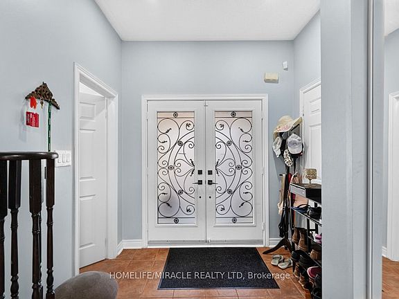 3rd image of 21 Chalkfarm Cres