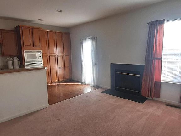 3rd image of 1302 Saunders Dr