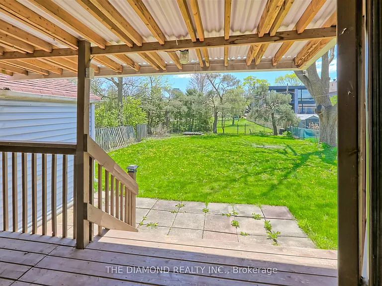 3927 Bloor St W — Photo 40