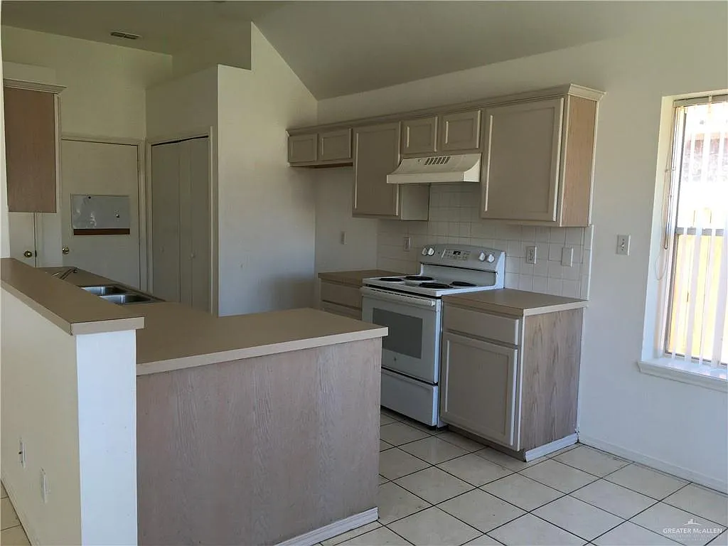 3 bed, 2.0 bath, 1498 sqft, $1,525 — Photo 3
