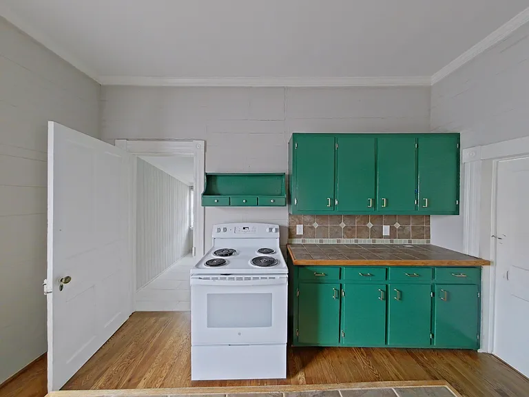 304 Oakwood St — Photo 5