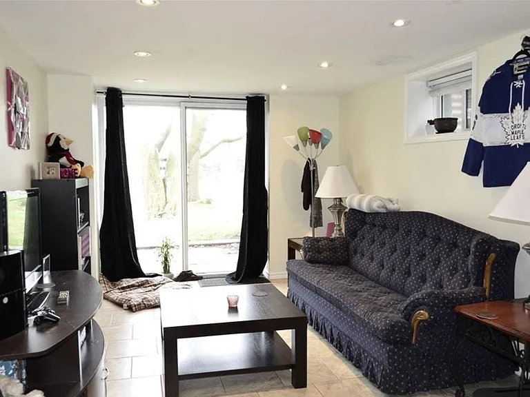 461 Victoria St S #B — Photo 2